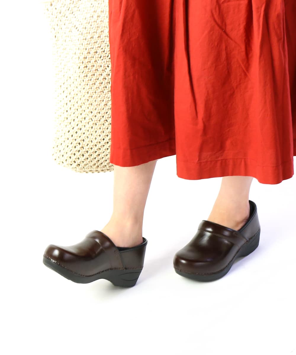 trendy clogs for women